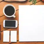 Juryleden bespreken manuscripten aan een tafel, silhouetten en handen zichtbaar