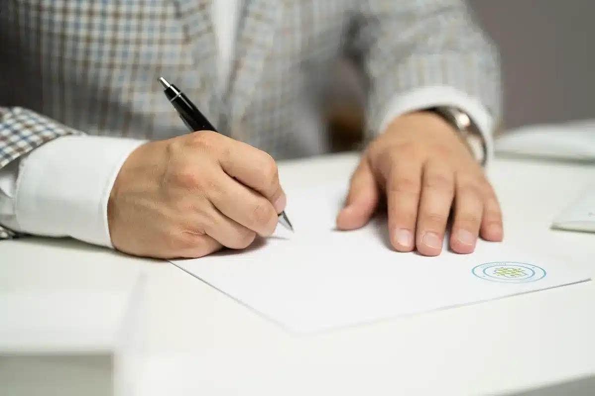 Vergaderingstafel met beleidsdocumenten en notities over een taskforce