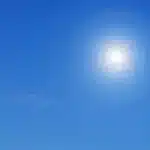 Silhouet van satellietmodel en onherkenbaar ruimtetuig bij een lanceerinstallatie