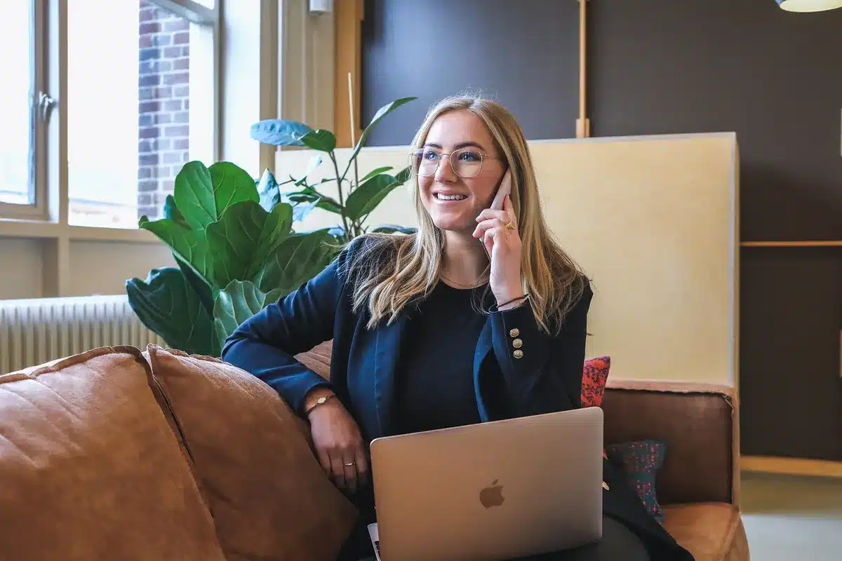Kleine groep ondernemers in gesprek tijdens een netwerkbijeenkomst