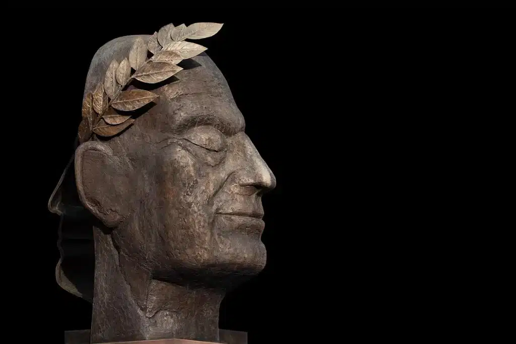 Silhouet van muzikant bij microfoon en abstract bronzen beeld op podium