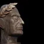 Silhouet van muzikant bij microfoon en abstract bronzen beeld op podium