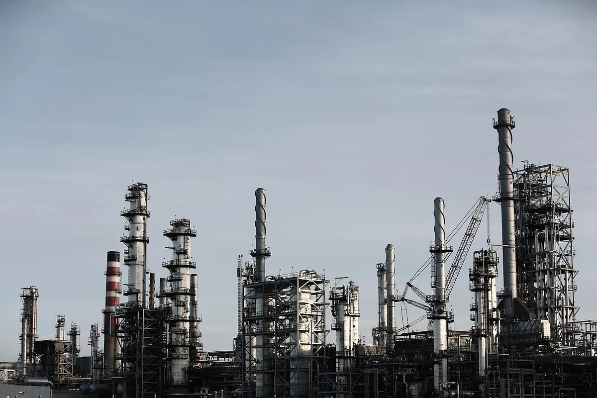 Grote petrochemische fabriek met installaties en pijpleidingen in Rotterdam