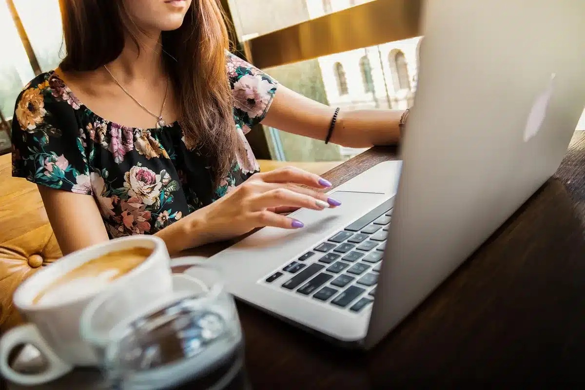 Open kantoorruimte met laptop, modecatalogi en een silhouet; sfeer van urgentie