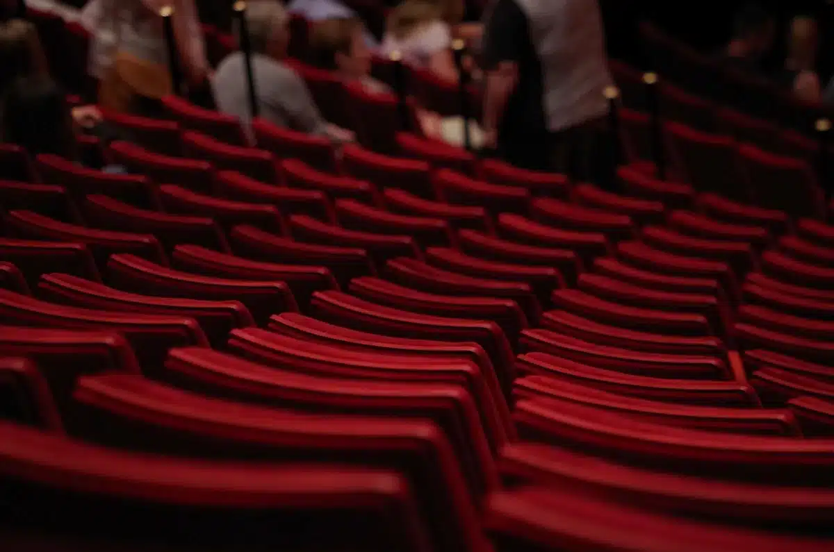 Oud theaterpodium dat herinneringen oproept aan voorstellingen uit de jaren zeventig