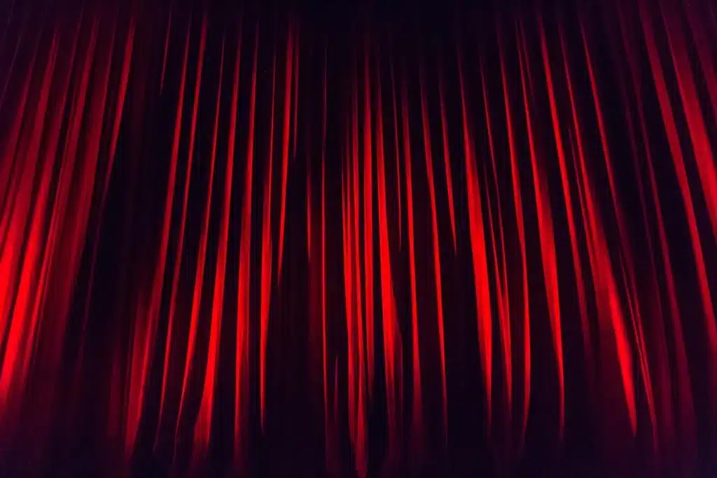 Jonge acteurs spelen op een sfeervolle theaterpodium met theatraal licht