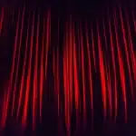 Jonge acteurs spelen op een sfeervolle theaterpodium met theatraal licht