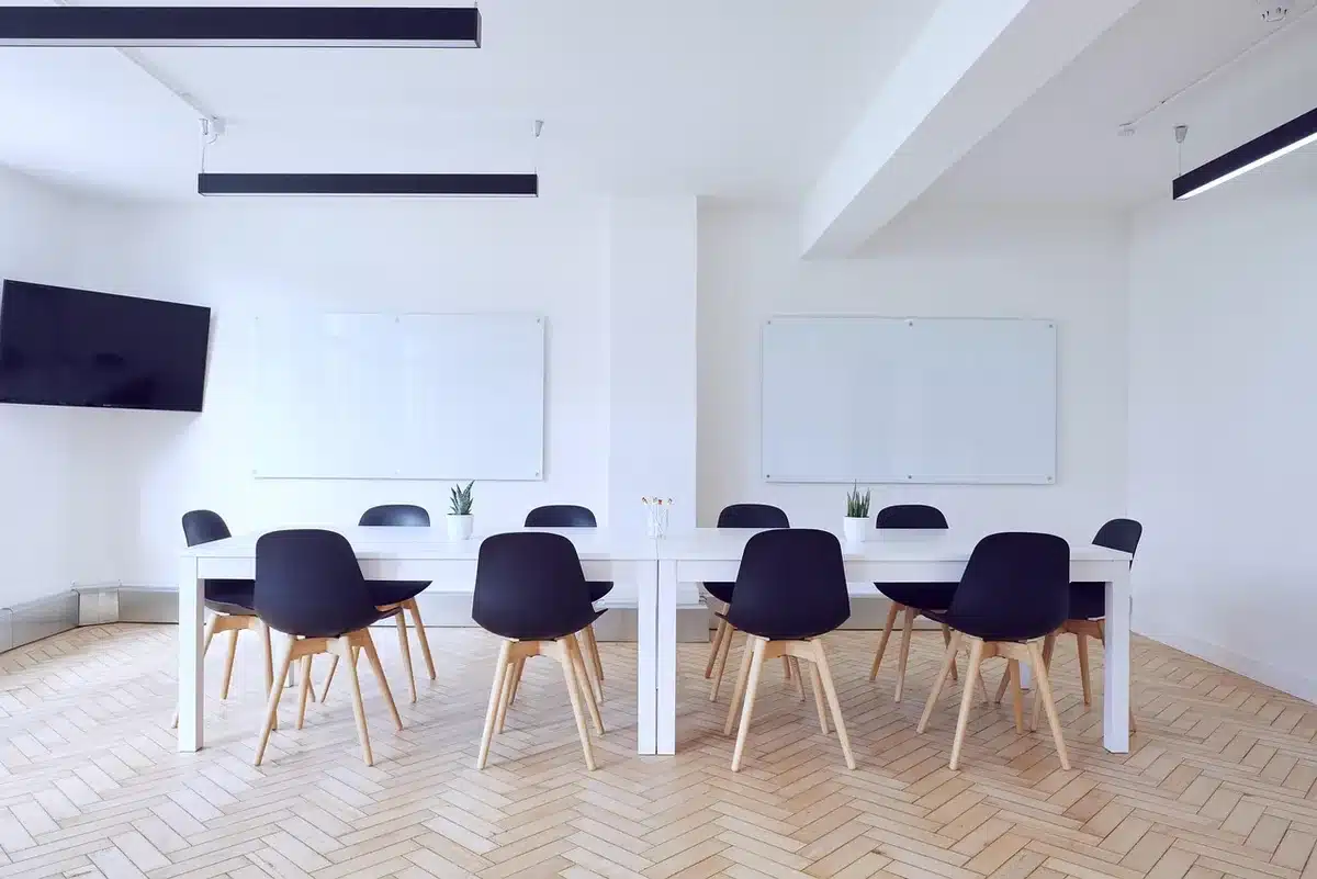 Leeg kantoorbureau met laptop en whiteboard met processen, symboliseert bedrijf en AI-concurrentie