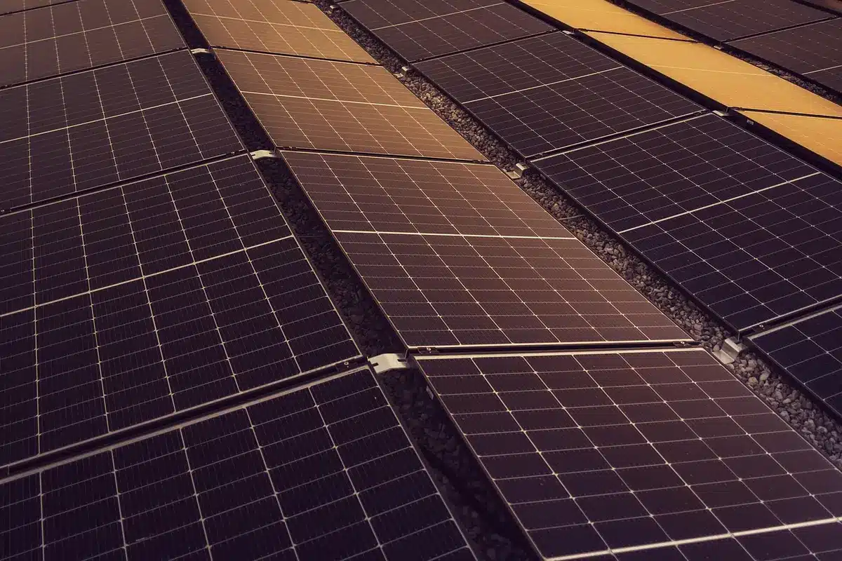 Losse thuisbatterij naast zonnepanelen bij een woonhuis