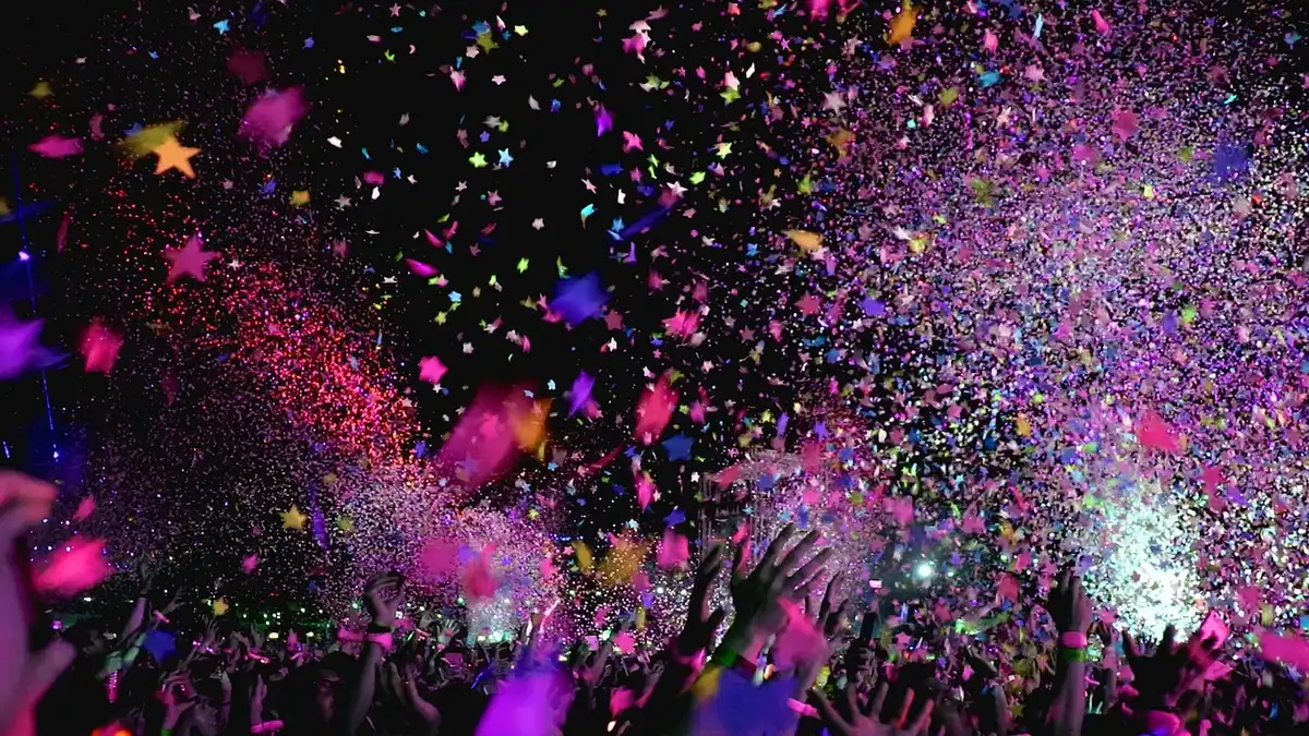 Publiek bij een cultureel evenement in een dorp, publiek en artiesten op een plein