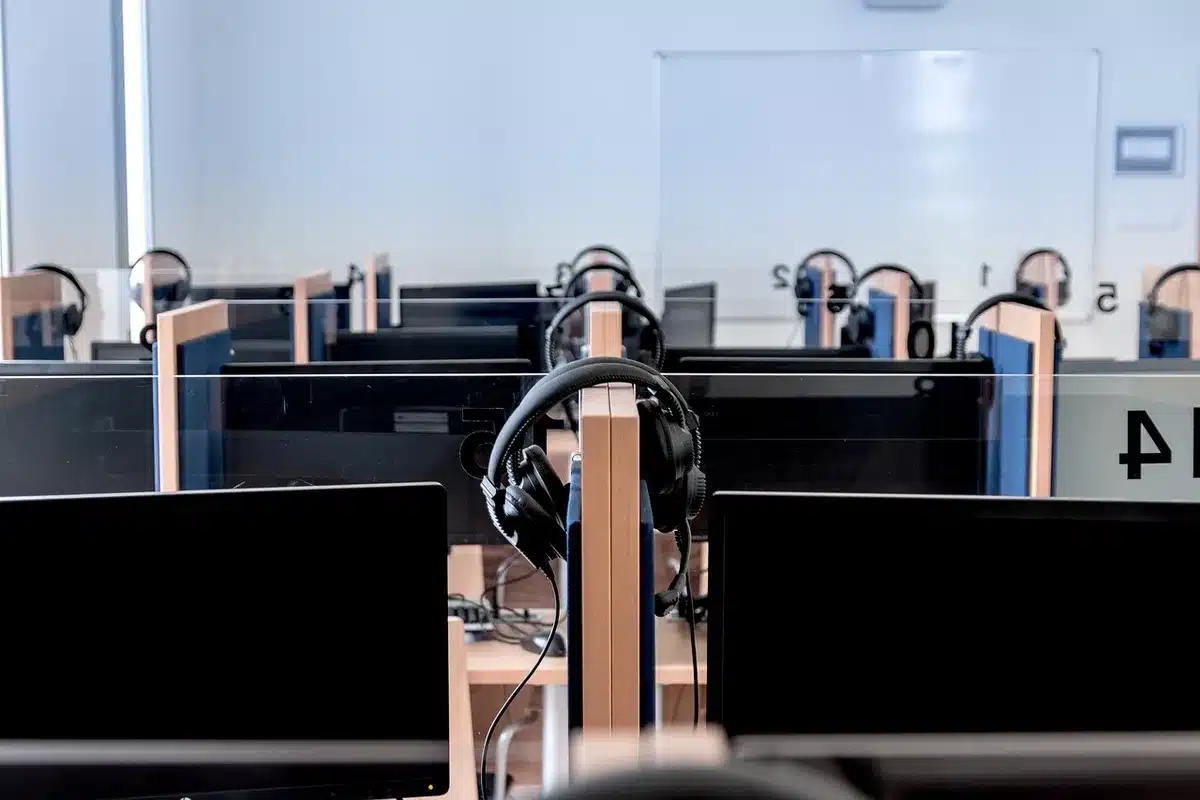 Onderzoekers in een neurowetenschappelijk laboratorium met computers en data