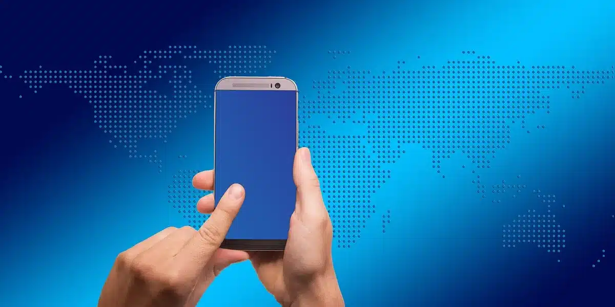 Jongeren die op telefoons swipen in een café