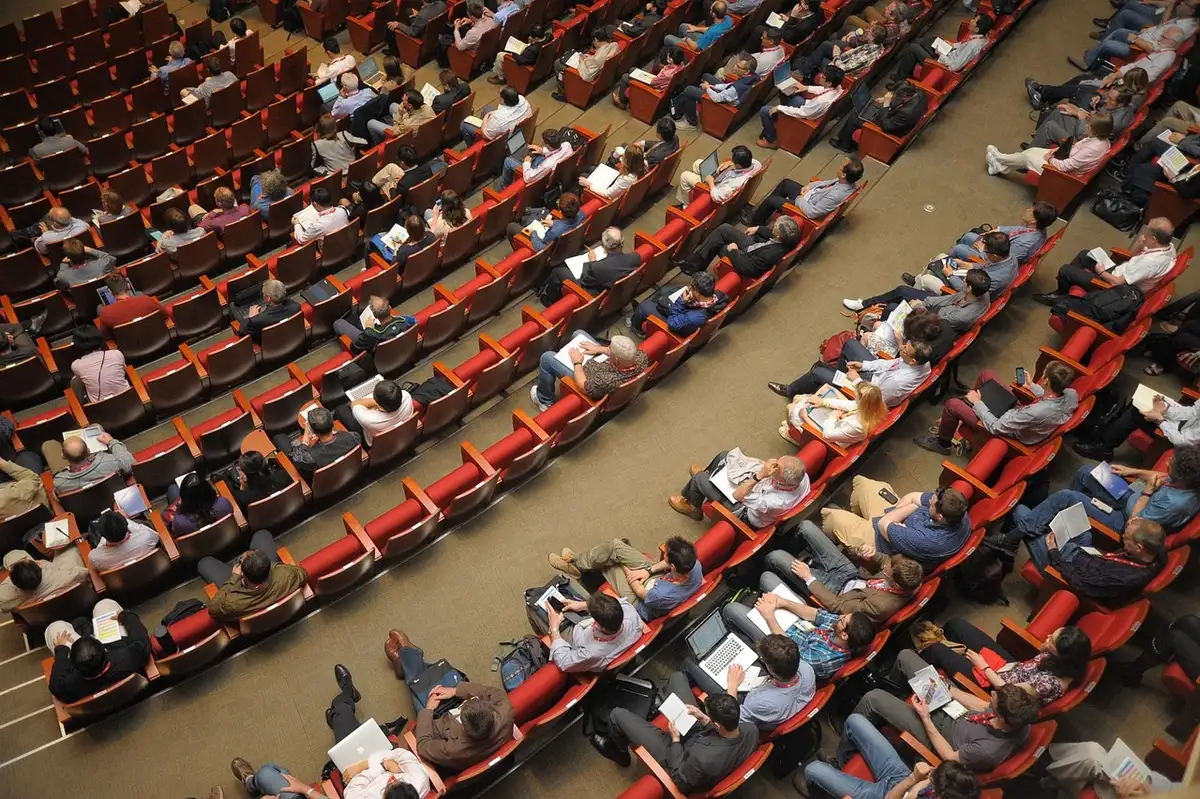 Oprichters die netwerken tijdens een evenement, handenschudden en gesprek