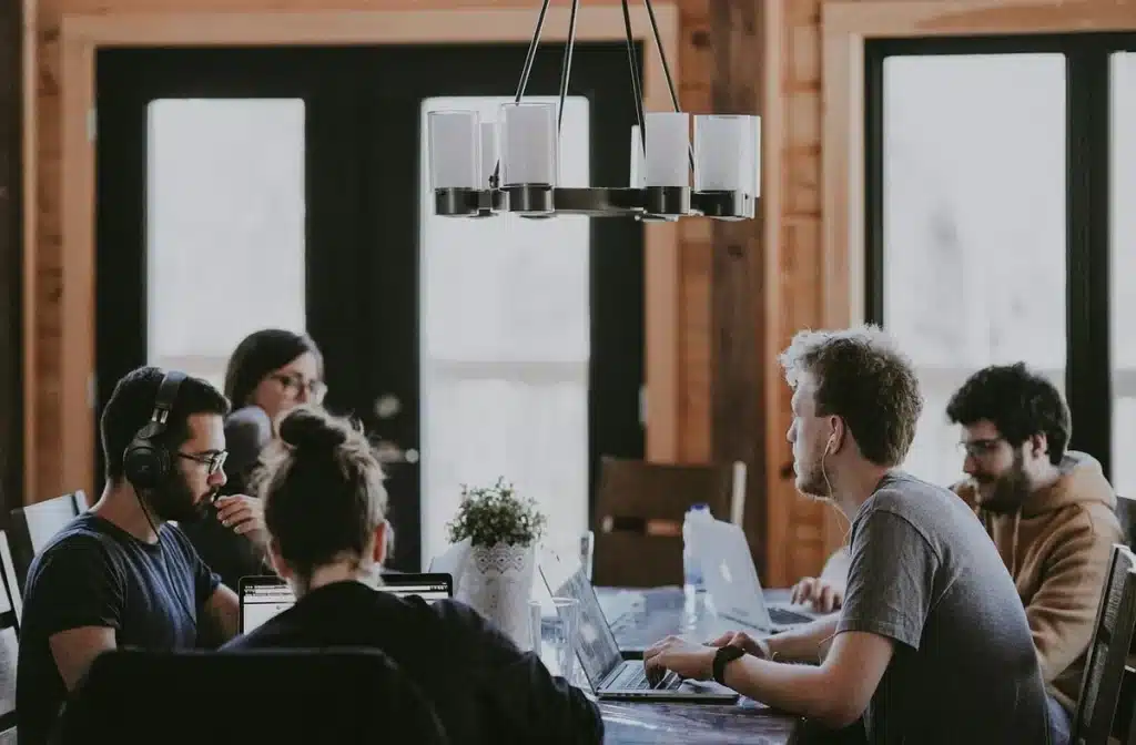 Silhouet van een kleine startup-vergadertafel met laptops en notities