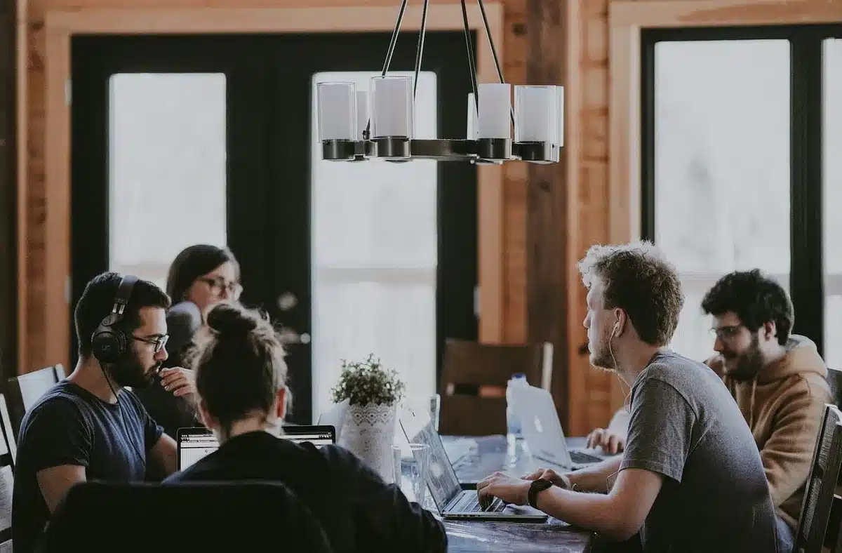 Silhouet van een kleine startup-vergadertafel met laptops en notities