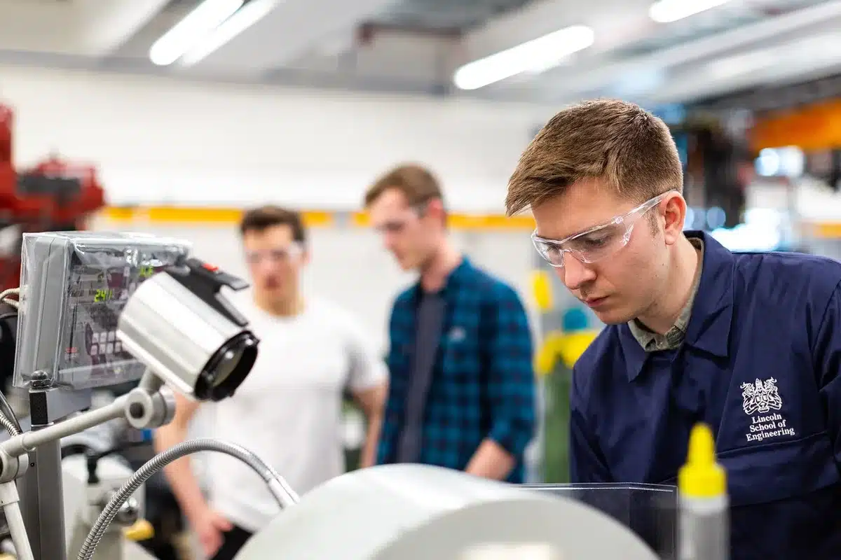 Team in innovatie-lab werkt samen aan prototype