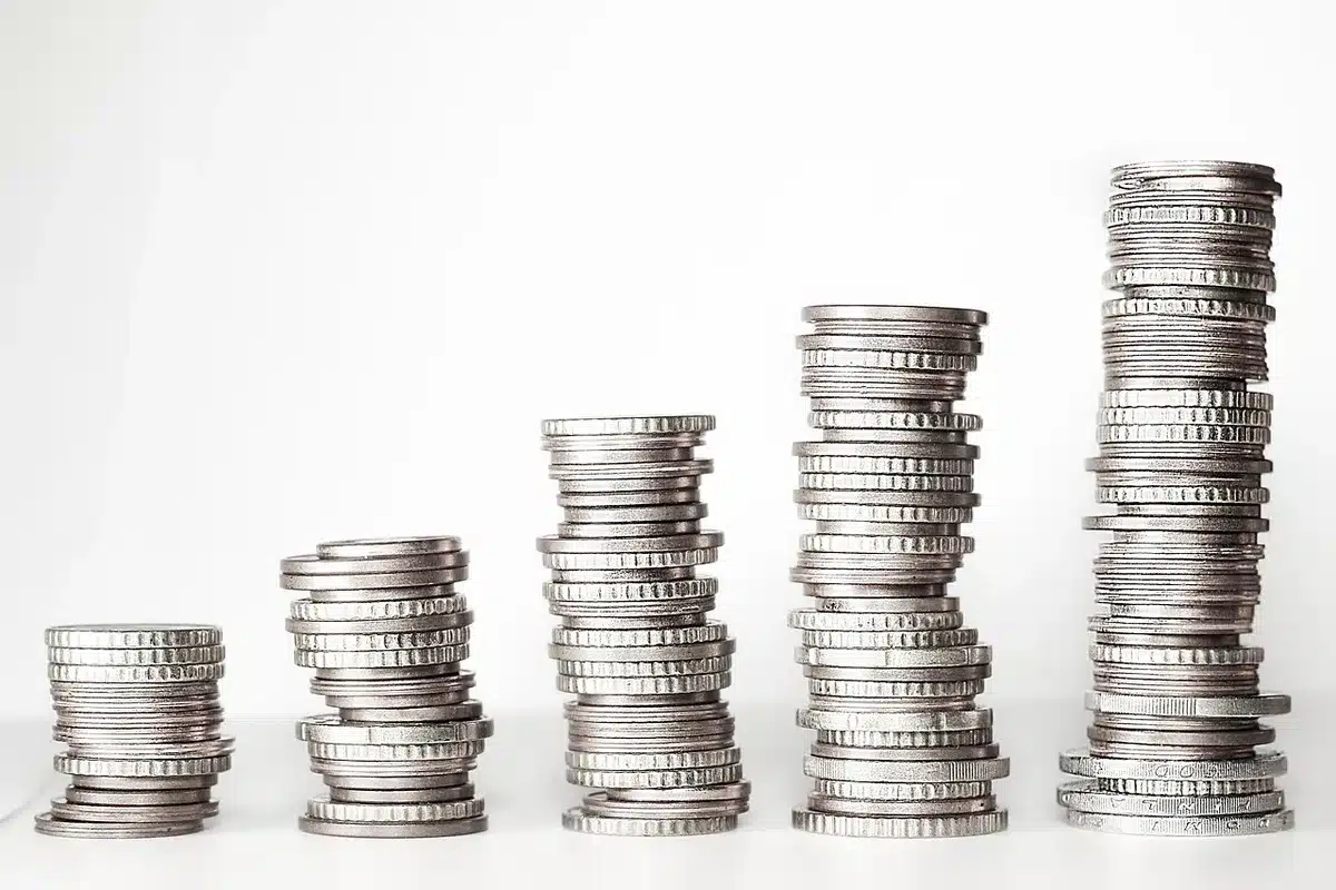 Stapels munten en notities symboliseren innovatiefinanciering