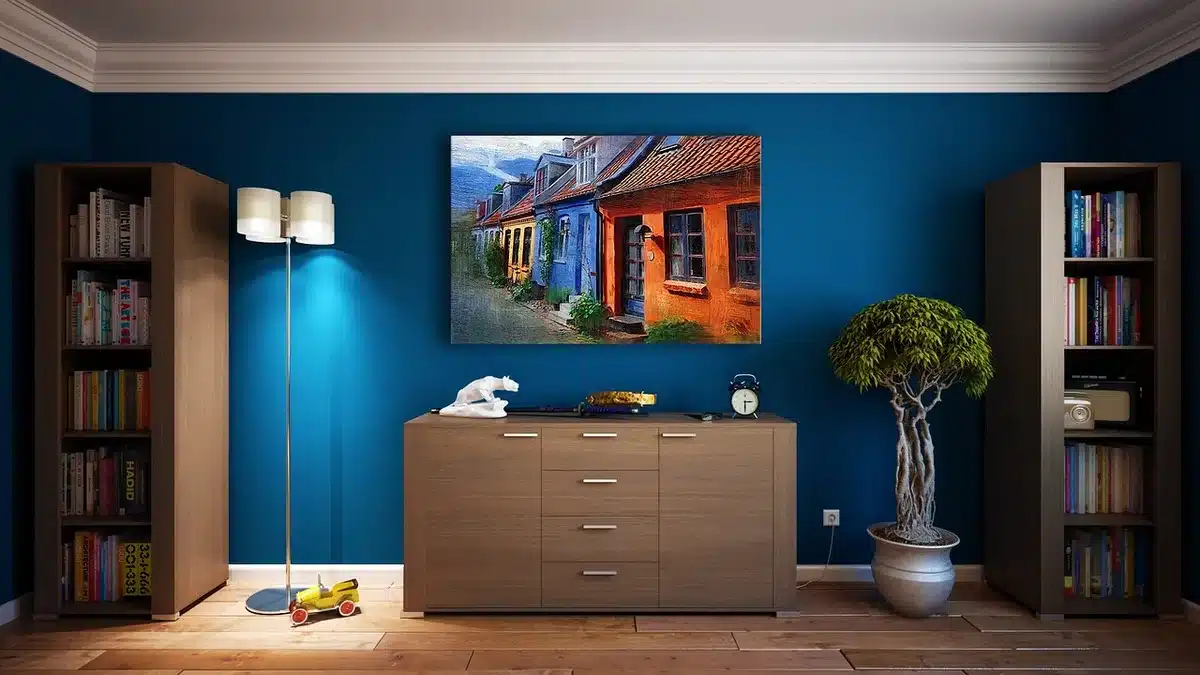 Gezellige woonkamer met brandende kaarsen op tafel