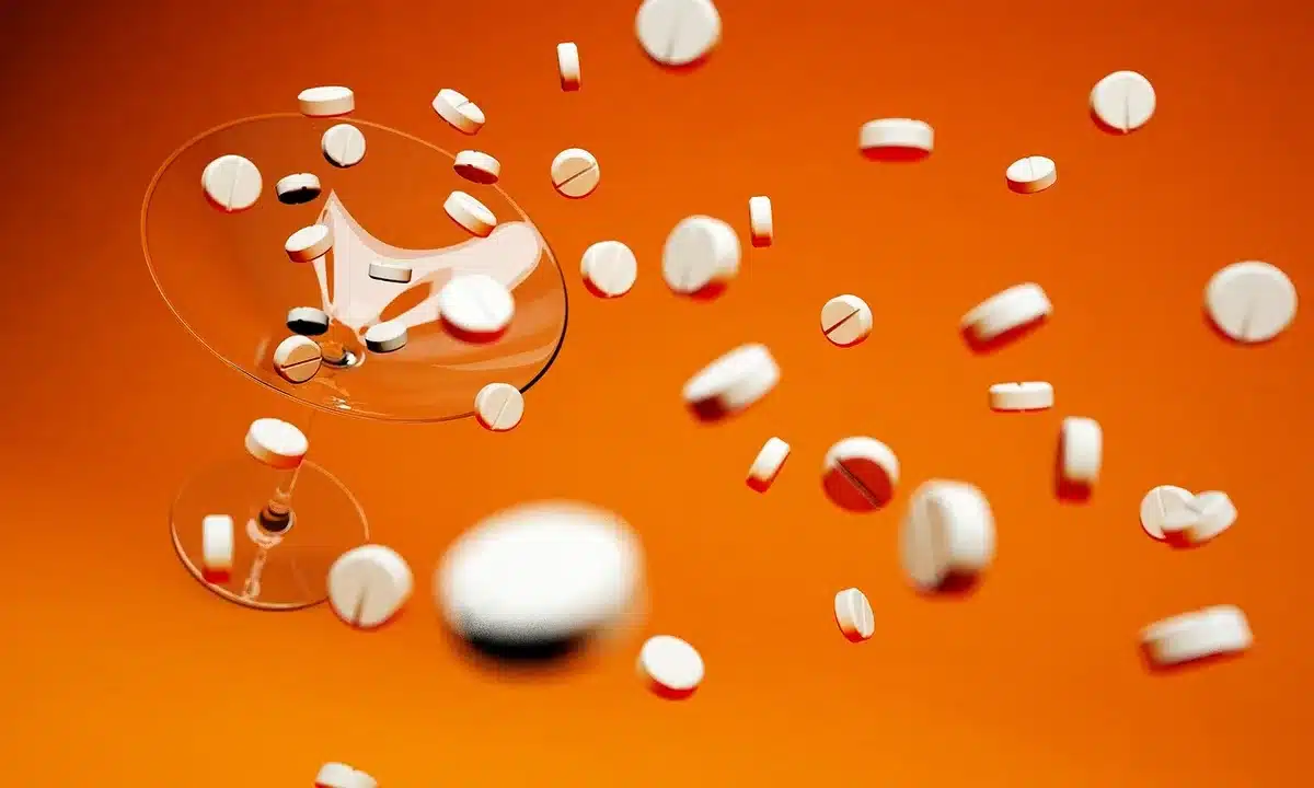 Generic pill and study materials on a clinic table in context of PausePill onderzoek