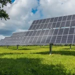 Laadhub langs de snelweg met meerdere elektrische vrachtwagens en zonnepanelen
