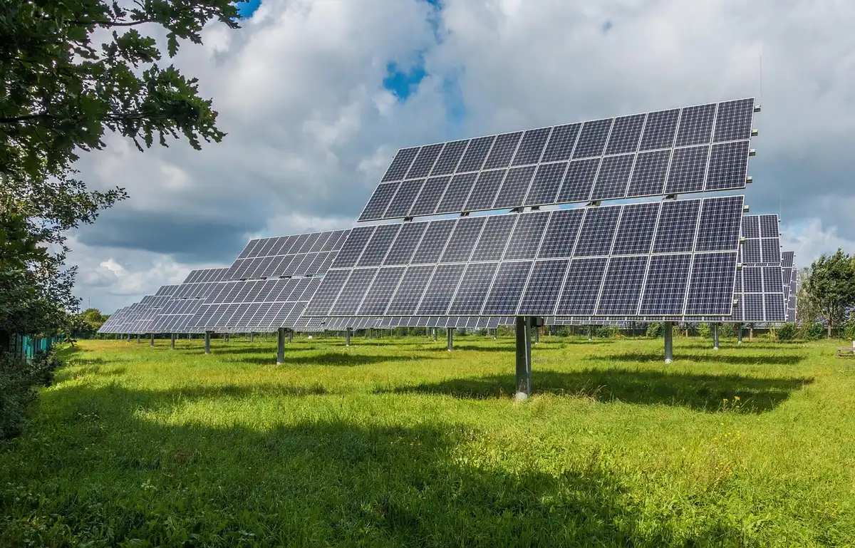 Laadhub langs de snelweg met meerdere elektrische vrachtwagens en zonnepanelen
