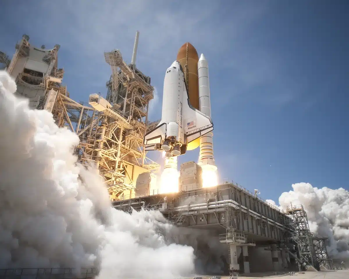 Boostersegmenten worden op hun plaats gehesen naast een raket op het lanceerplatform