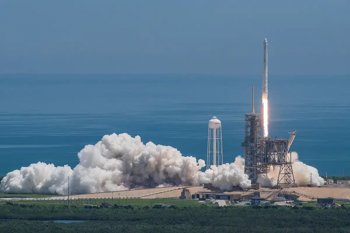 Orion-ruimtevaartuig bovenop SLS-raket op het lanceerplatform