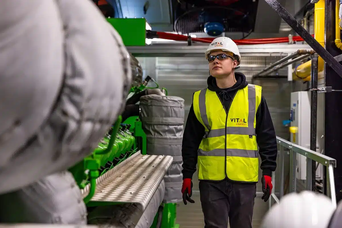 Ingenieur bij meetinstrument in chiplab, gericht op microscopische structuren