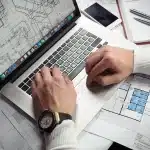 Silhouet van handen bij technische tekening en meetinstrument in helder lab