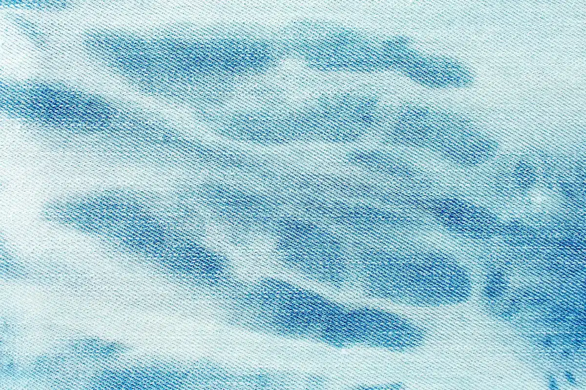 Werkplaats met gerecyclede denimstoffen en een paar jeans in productie