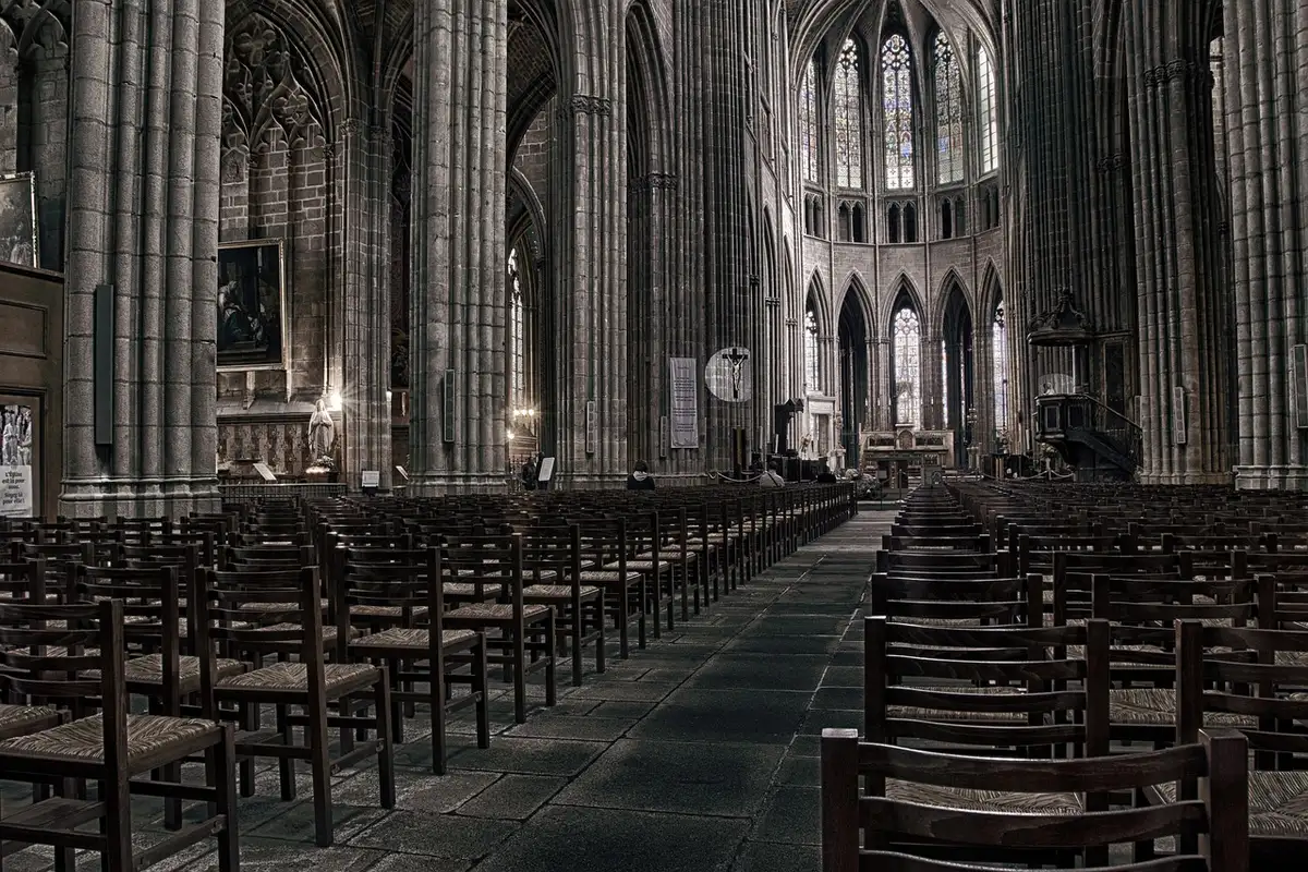 Binnenzijde met dikke stenen muur en gewelf die middeleeuwse bouw toont
