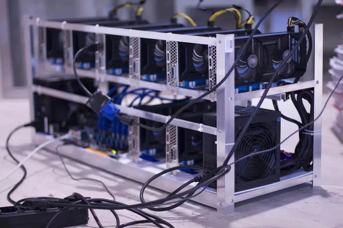 Rijen servers in een datacenter die veel stroom verbruiken