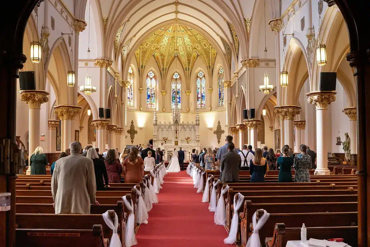 Kleine kerk en kerkhof waar een herbegrafenis plaatsvond