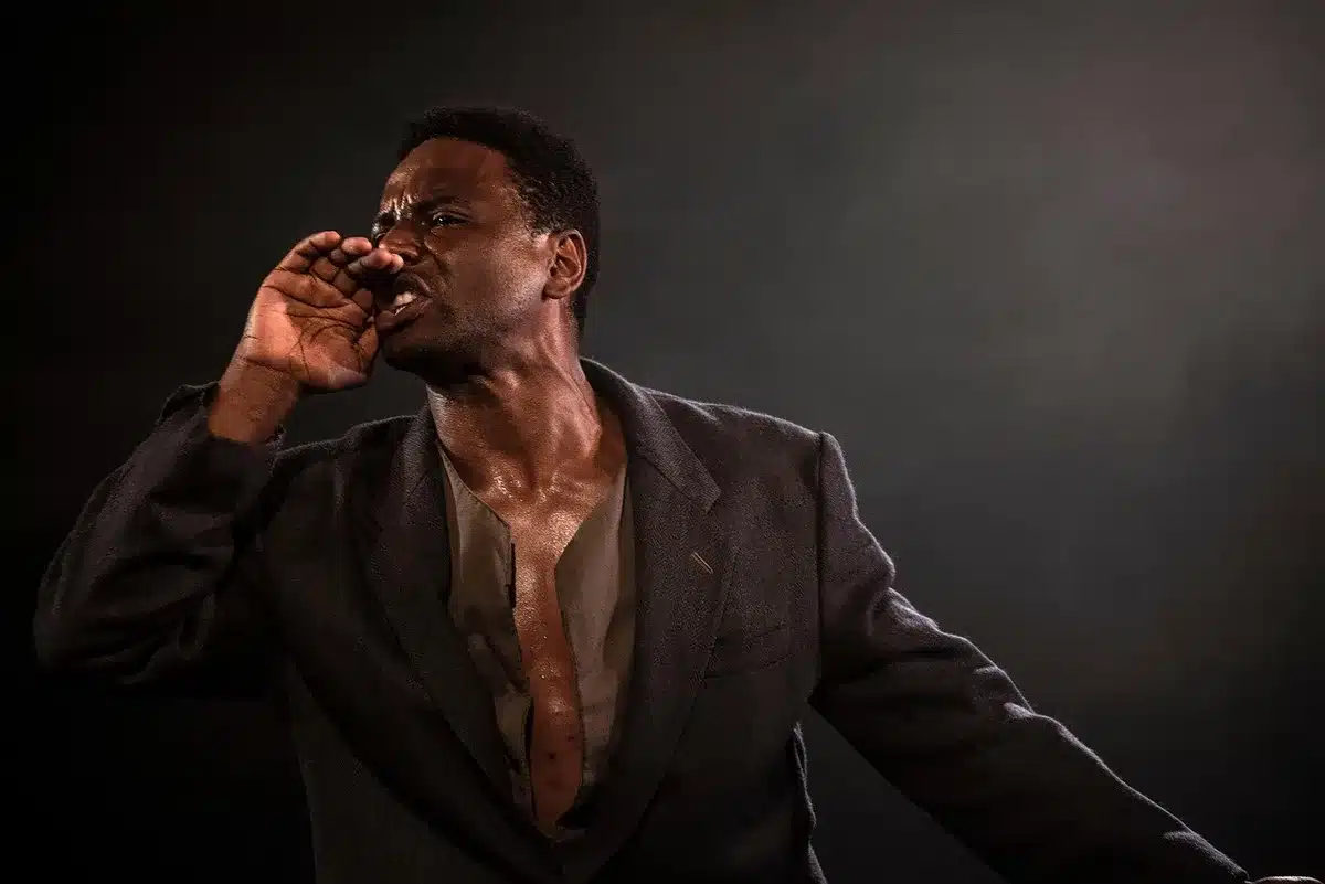 Acteur in spotlight tijdens klassiek toneelstuk