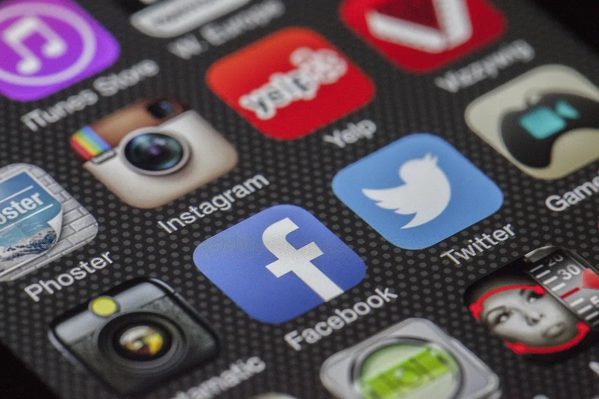 Smartphone met spraakapp en chipillustratie