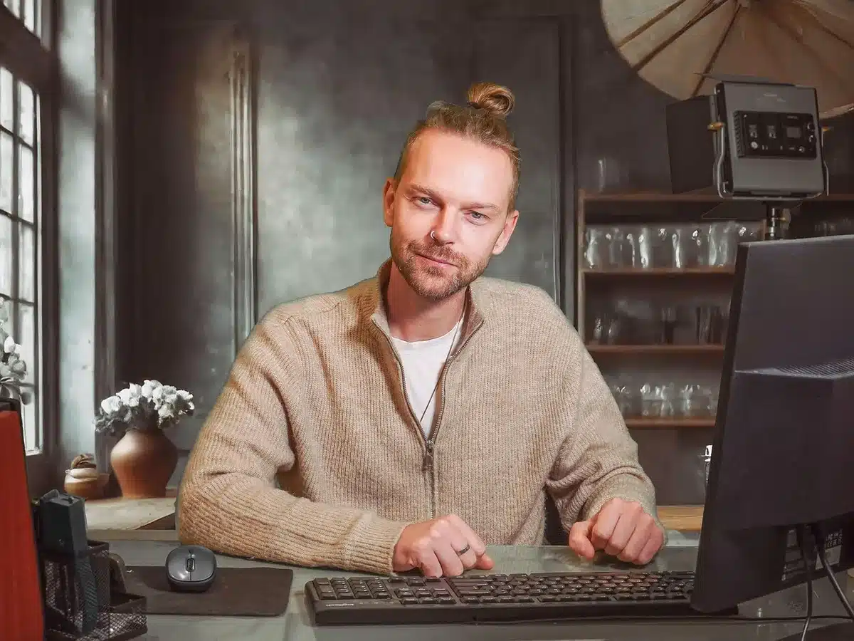 Freelance criticus werkt 's avonds aan een bureau met notities