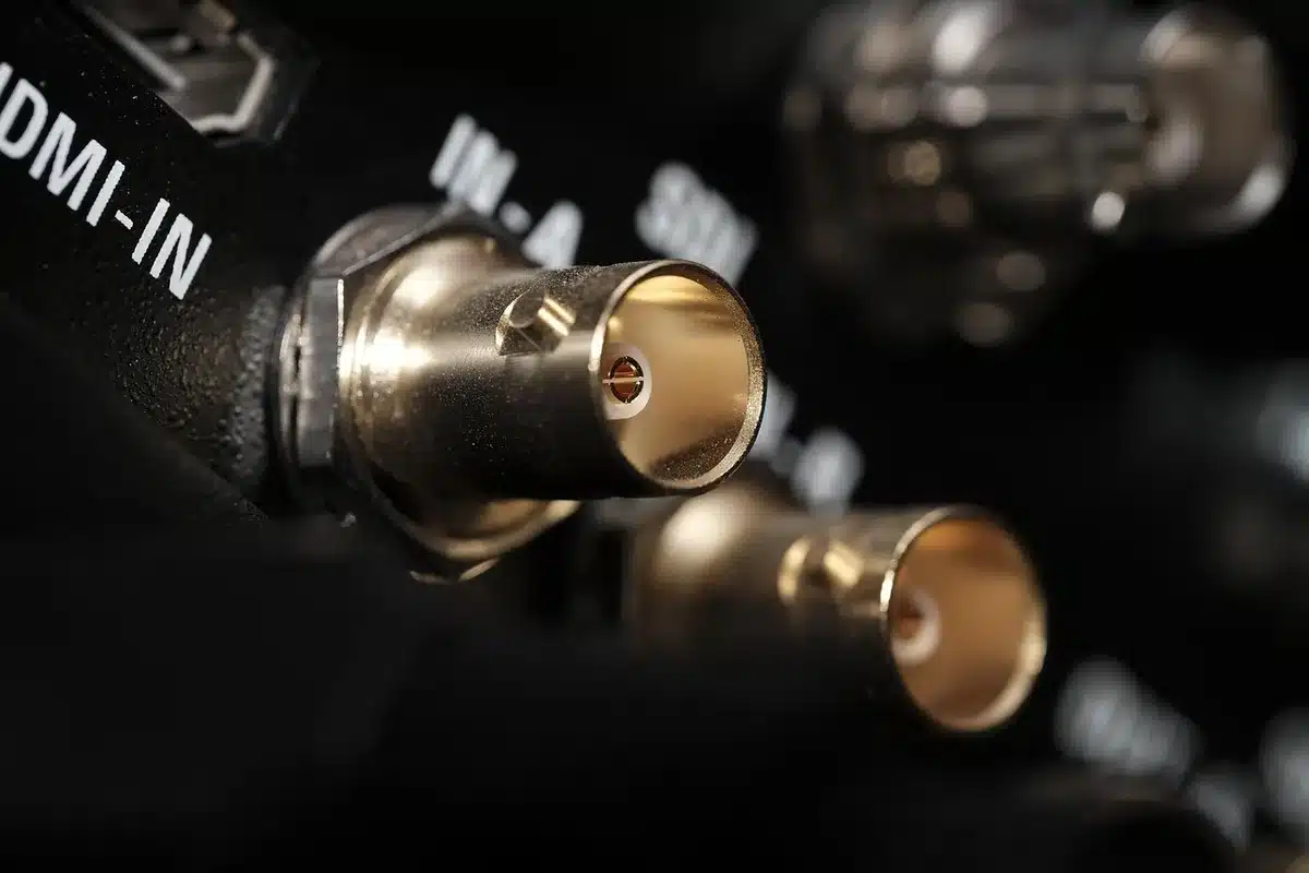 Compacte plug-in thuisbatterij in woonkamer bij een stopcontact
