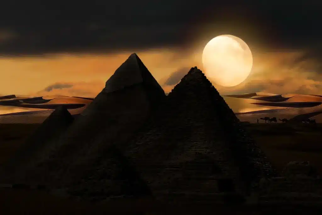 Silhouet van archeologen bij een gepleisterde grafmuur met fragmenten van muurschilderingen