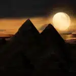 Silhouet van archeologen bij een gepleisterde grafmuur met fragmenten van muurschilderingen