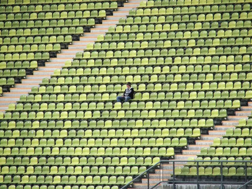Lege foyer van een theater met stoelen en een gordijn, symboliseert vertrek en overgang