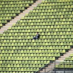 Lege foyer van een theater met stoelen en een gordijn, symboliseert vertrek en overgang