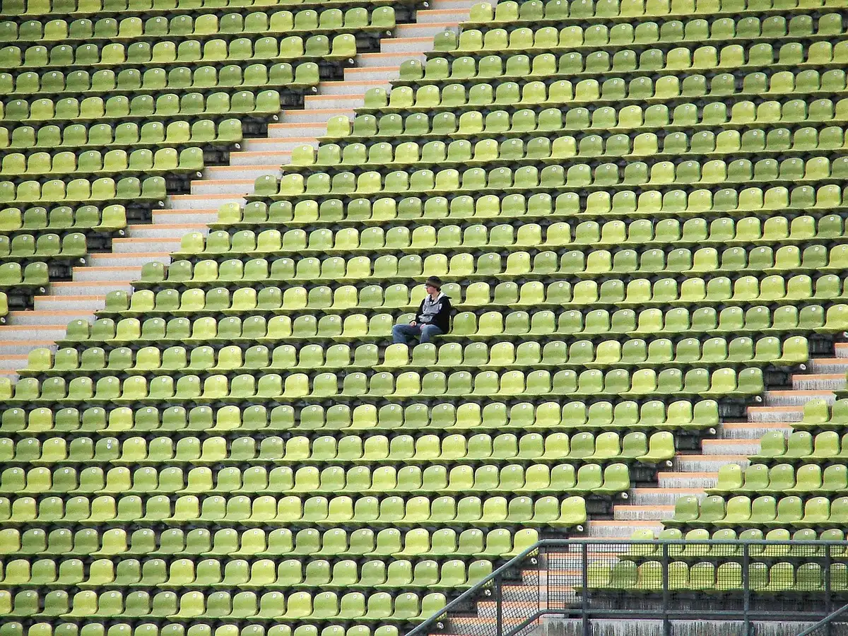 Lege foyer van een theater met stoelen en een gordijn, symboliseert vertrek en overgang