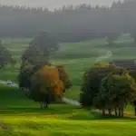 Anonieme vlakten met geothermische stoom, een verlaten boerderij en as op de grond